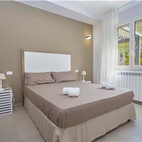 5 bedroom villa with infinity pool, Castellammare del Golfo, sleeps 9